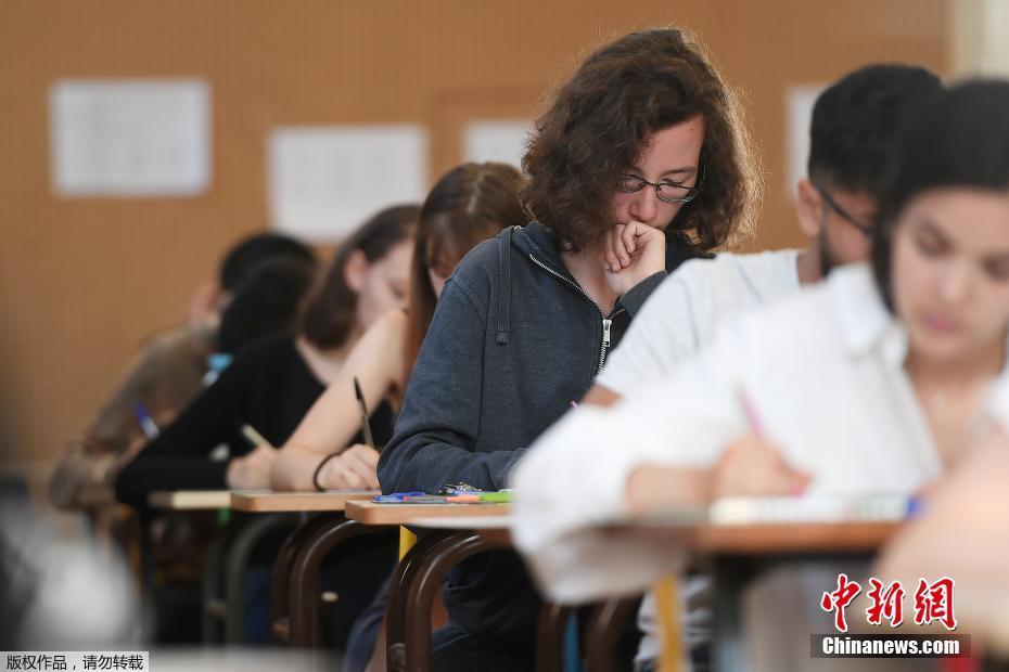 资料图：当地时间2018年6月18日，法国高中毕业会考开考，学生们参加第一科——4小时的哲学考试。