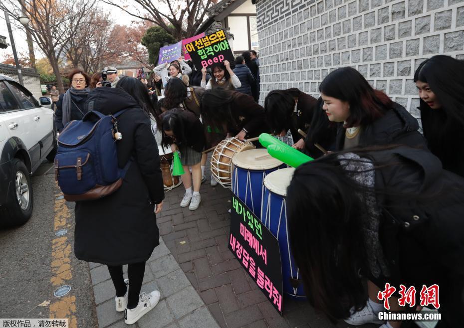 资料图：当地时间2018年11月15日，韩国大学入学考试第一天，学生家长陪同送考为考生加油打气，更有考生后辈在考场外祝福学长学姐“高考”顺利。