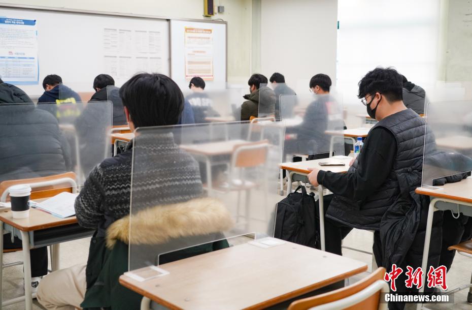 资料图：当地时间2020年12月3日，延迟近一个月的韩国高考举行。图为在首尔某考点内，考桌上设有隔板。 中新社发 首尔市教育厅 供图