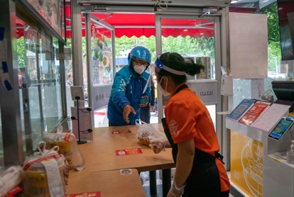 外卖骑手在老盛昌门店取外卖订单。孟雨涵摄